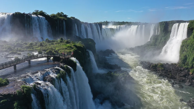 Cataratas do Iguaçu em dia ensolarado